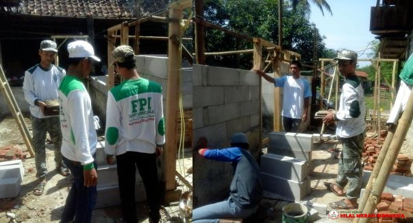 Para laskar FPI Bogor bahu-membahu bekerja keras merenovasi rumah Ibu Uha.