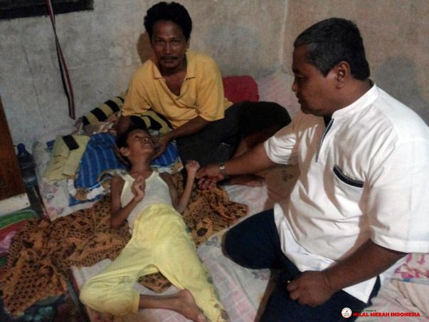 Amru Fitriadi, Sekretaris Daerah FPI Sumatera Utara saat memberikan bantuan untuk Anggiat.