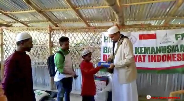 Ketua Umum FPI, KH. Ahmad Shobri Lubis saat menyerahkan bantuan Al-Quran dan kerudung bagi anak-anak Rohingya.