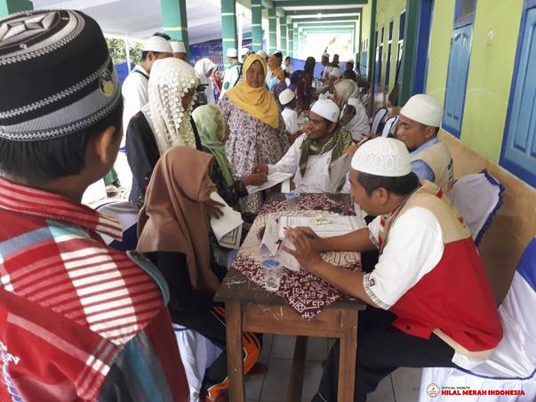 Pengobatan gratis yang melibatkan dokter dan relawan HILMI-FPI Pasuruan dibanjiri warga.