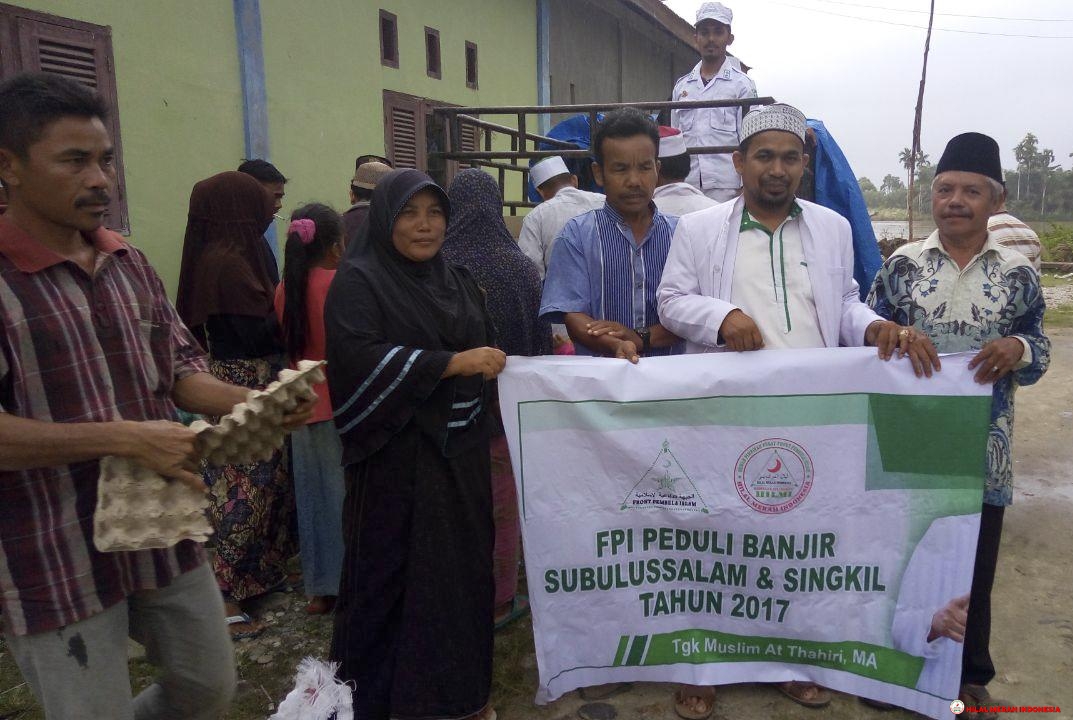 Tengku Muslim At Thahiri (dua dari kanan) saat memberikan bantuan.