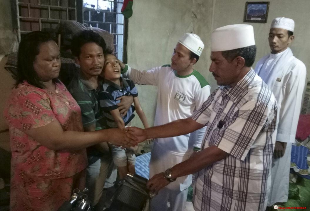 Ketua Umum FPI Medan, Habib Hod Alatas saat menyerahkan langsung kursi roda kepada pihak keluarga Anggiat.