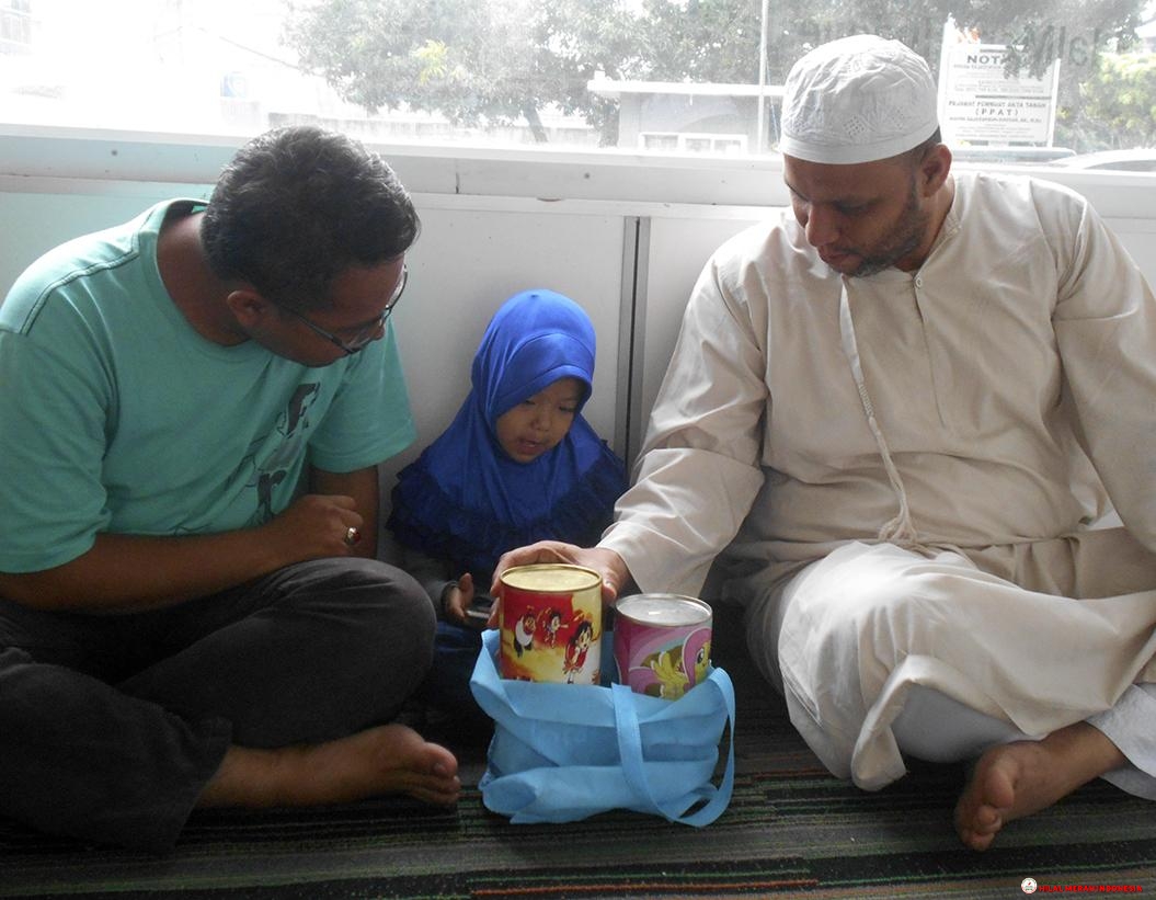 Aliyah yang ditemani ayahnya (kiri) saat diterima Ketua Umum DPP HILMI, Habib Ali Al Hamid.