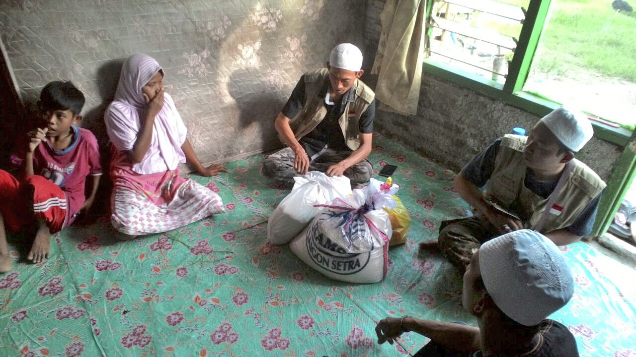 Amran saat menjenguk Aini Rohmat dan memberikan bantuan.