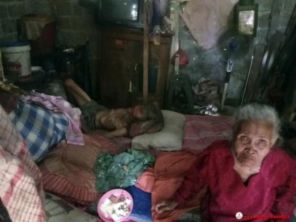 Bapak Yusuf Agus (70 th) dan Ibu Siti Aisah (65th) di dalam rumahnya.