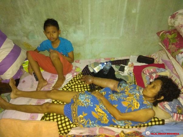 Ibu Aminah berserta anak tunggalnya, Rayhan (8 th)