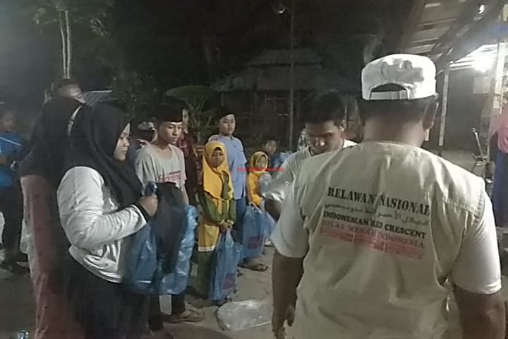 PC.KB.FKPPI Langkat dan DPW FPI Langkat Salurkan 150 tas sekolah dan Alat Tulis untuk Anak-anak Yatim.