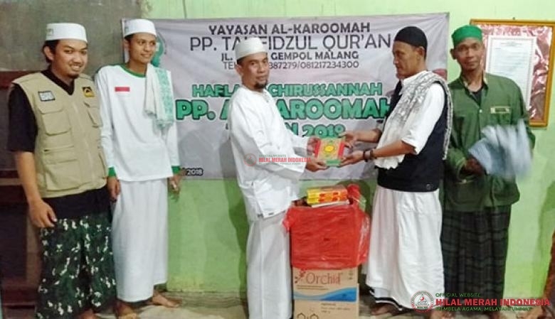 Serah-Terima Kitab suci Al Quran kepada Kyai Usmawan, Pimpinan Pondok Pesantren Al Karomah, tempat para santri Mualaf belajar mendalami agama islam