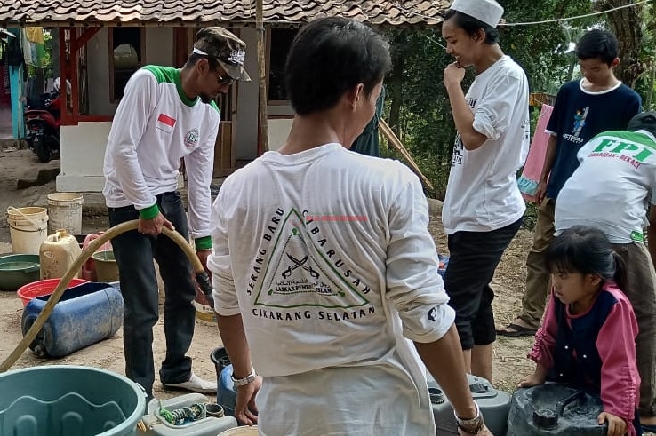 Kemarau Landa Dua Desa di Cibarusah, DPC FPI Cibarusah Bantu Salurkan Air Bersih