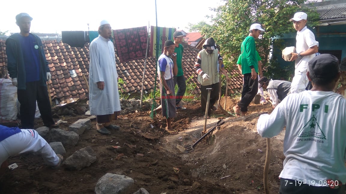 Hari Pertama dan Kedua Proses Pembangunan Madrasah Abah Syarif oleh DPW Kab Sukabumi dan DPC FPI Kebonpedes. / Dok : Relawan HILMI-FPI DPW Kab. Sukabumi
