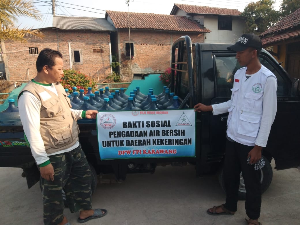 Laskar FPI Salurkan Air Bersih ke Wilayah Dampak Kemarau di Karawang