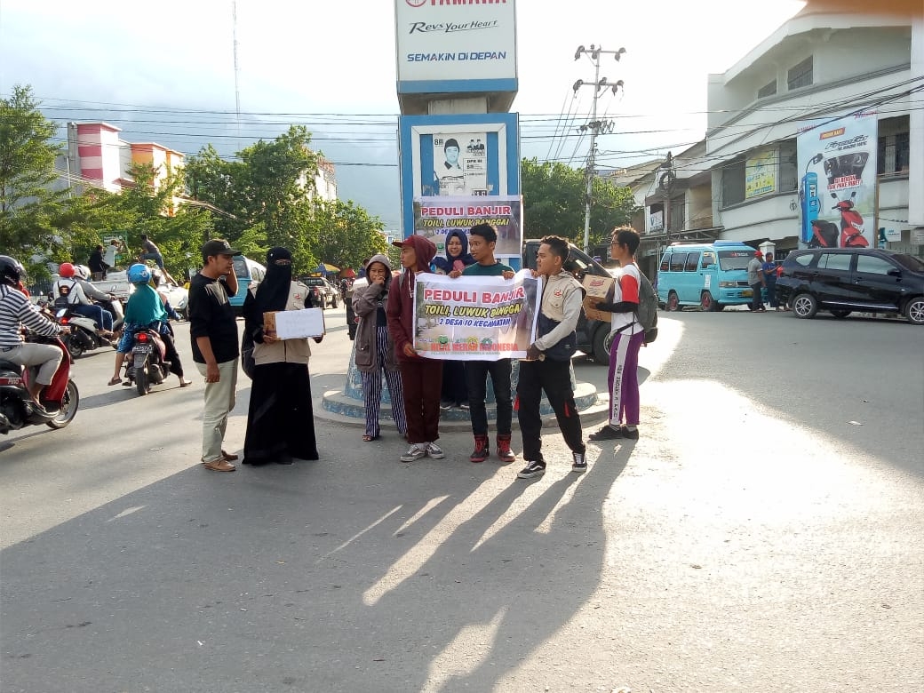Renovasi Rumah Janda Dhuafa, PMRI dan Pelajar SMK di Palu Bantu Relawan FPI Galang Donasi