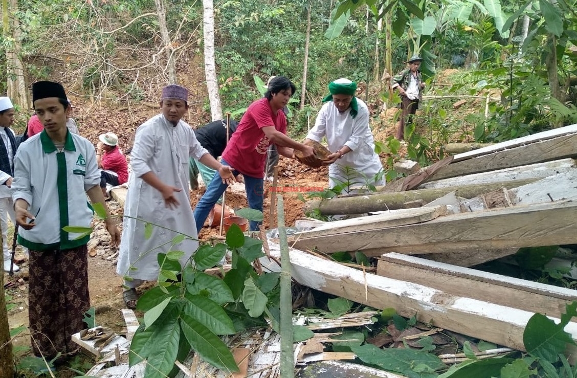 HILMI-FPI dan IDC Bekerjasama Renovasi Musholla di Tasikmalaya