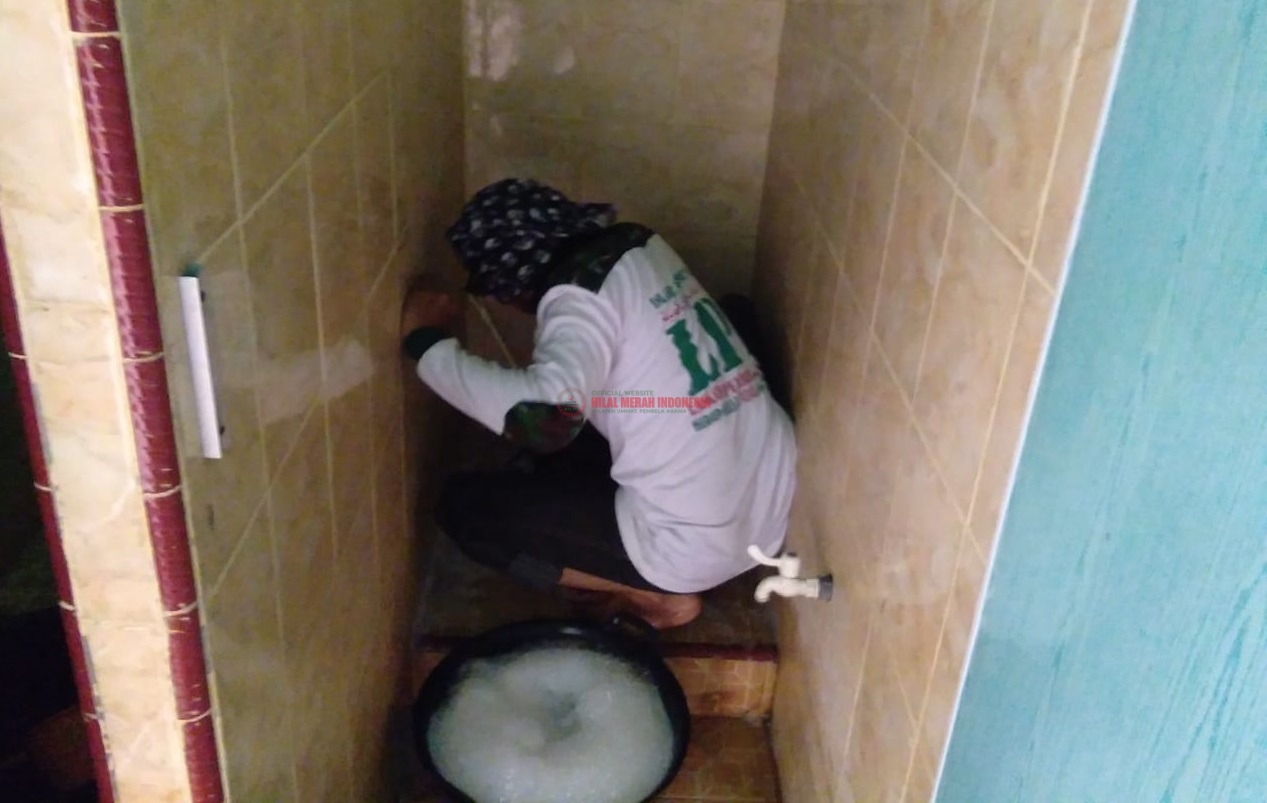 HILMI-FPI Bersihkan Toilet Masjid di Wilayah Kota Tebing Tinggi