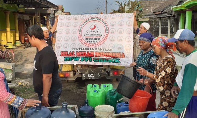 HILMI dan Laskar FPI Gresik Distribusikan Air Bersih ke Dusun Tanggulangin