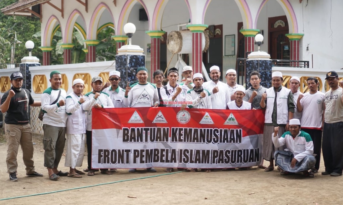 Warga Dusun Kebon Duren Kekeringan, FPI Pasuruan Pasok 11000 Liter Air Bersih dan Bersihkan Masjid