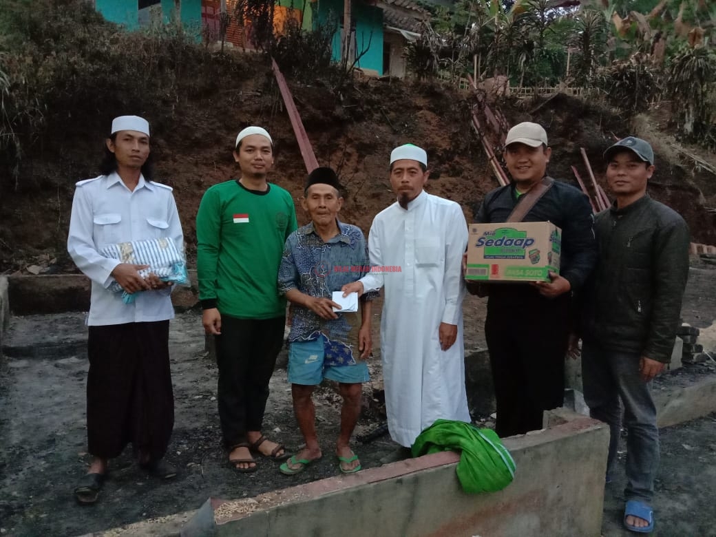 HILMI-FPI Sukabumi Sumbang Donasi untuk Dua Rumah Ludes Terbakar
