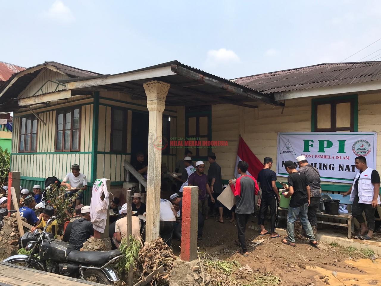 HILMI FPI Mandailing Natal Berjibaku dengan Lumpur di Banjir Sumut