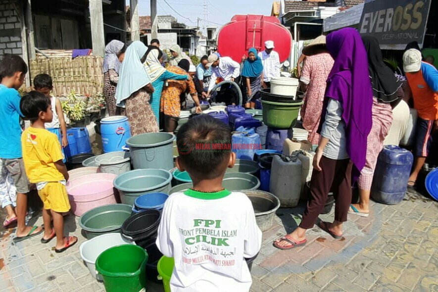 HILMI-FPI Gresik Salurkan Air Bersih, Warga Desa Sambut Gembira