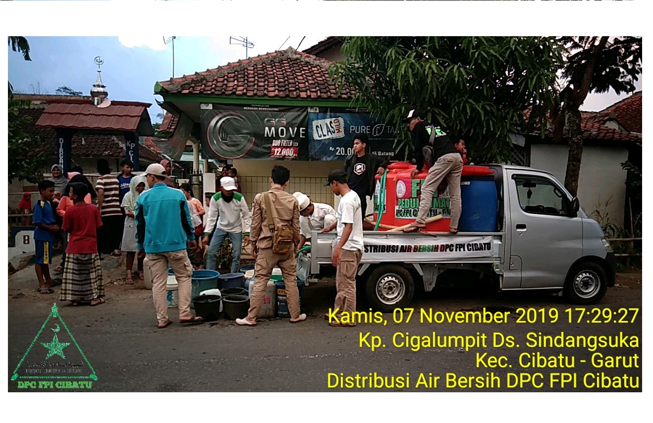 [Video] Hingga Malam, HILMI FPI Kab Garut Pasok Air Bersih ke Warga