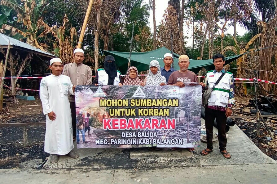 Dua Rumah Hangus Terbakar, FPI & MPI Balangan Datang Bawa Bantuan
