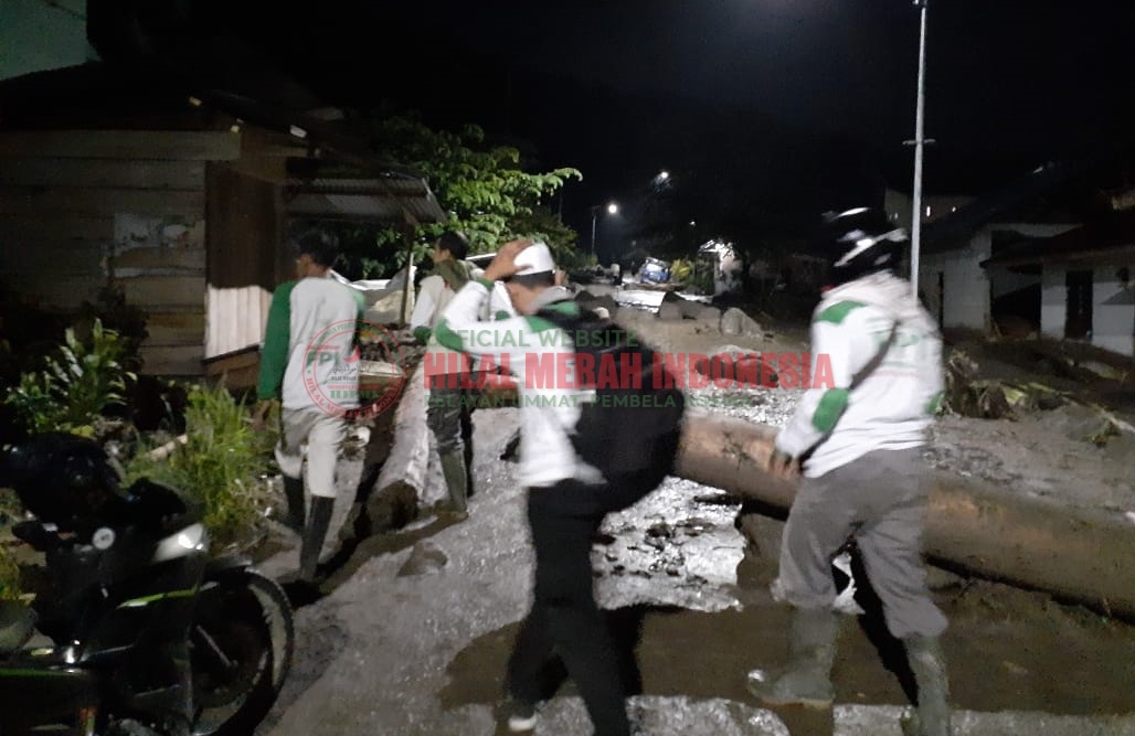 Banjir Lumpur Timbun Rumah Warga, HILMI-FPI SULTENG Datang Membantu