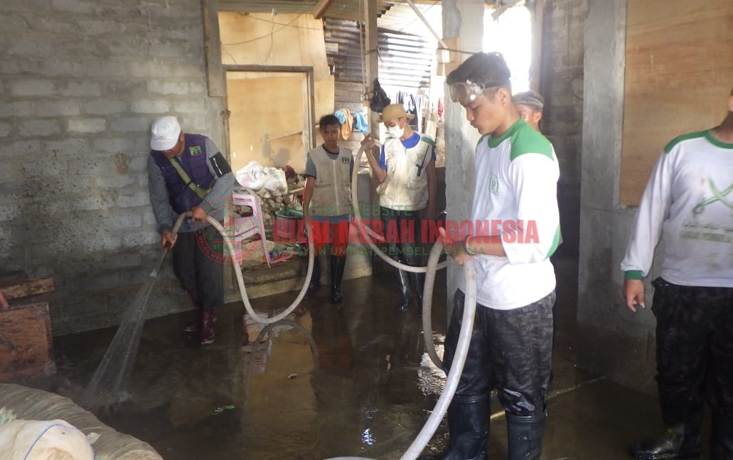 HILMI-FPI SULTENG Bersihkan Rumah Kristiani Korban Banjir di Kulawi