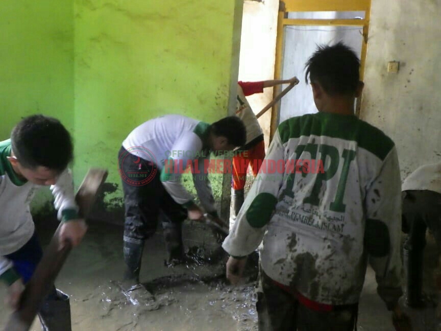 HILMI-FPI Sulawesi Tengah Berjibaku Bersihkan Rumah Warga Terdampak Banjir Kulawi