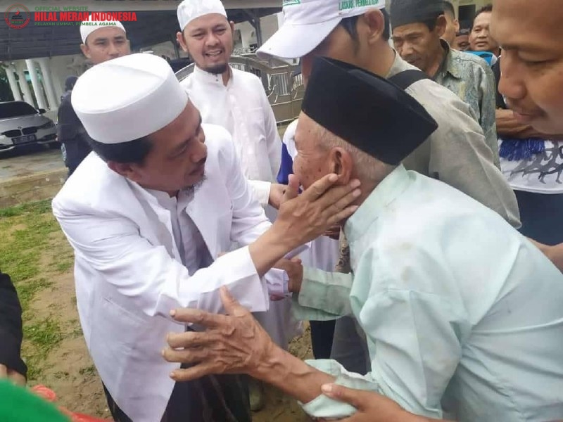 Akhlak Imam FPI Banten Saat Salurkan Bantuan kepada Korban Bencana Banjir