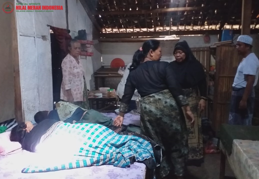 Ibu Tua Pengasuh Tiga Anaknya Yang Lumpuh di Bedah Rumahnya oleh HILMI-FPI dan SILABNA