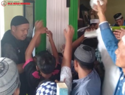 Warga Manggar Serbu Ratusan Paket Nasi Bungkus FPI Kalimantan Timur