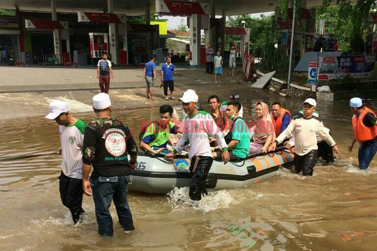 Banyak Warga Tionghoa, Misi HILMI FPI Tetap Melakukan Penyelamatan Korban Banjir di Bekasi