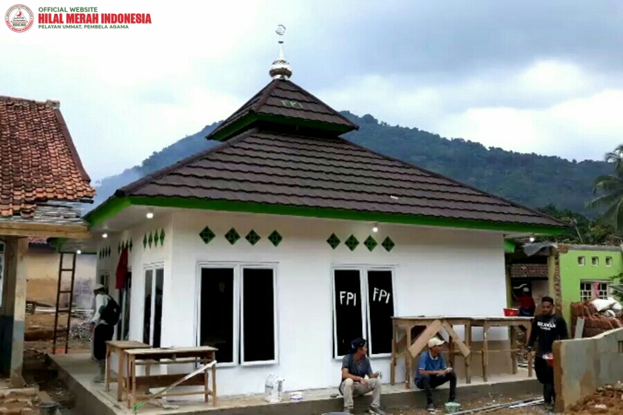 Relawan HILMI dan Laskar FPI Kembalikan Atap Musholla At-ta'awun Yang Hanyut di Lebak, Banten