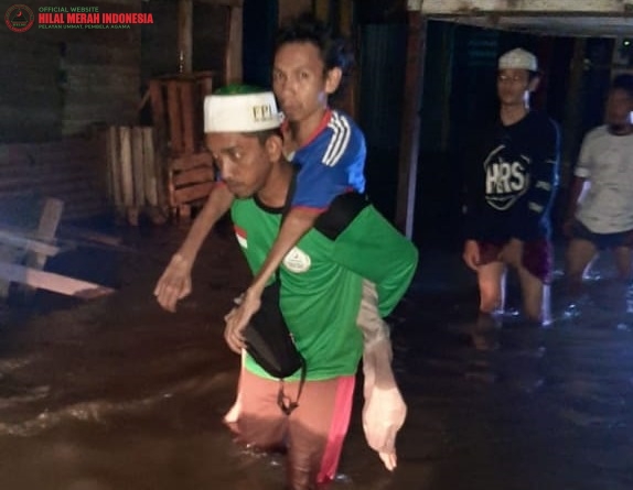 HILMI FPI Evakuasi Penderita Berkebutuhan Khusus Yang Terjebak Banjir Selama 2 hari