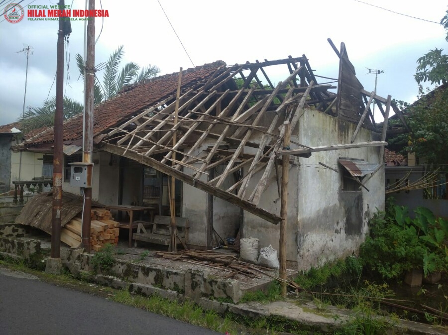 HILMI dan Laskar FPI Ciamis Bedah Rumah Tak Layak Huni di Desa Sukamulya