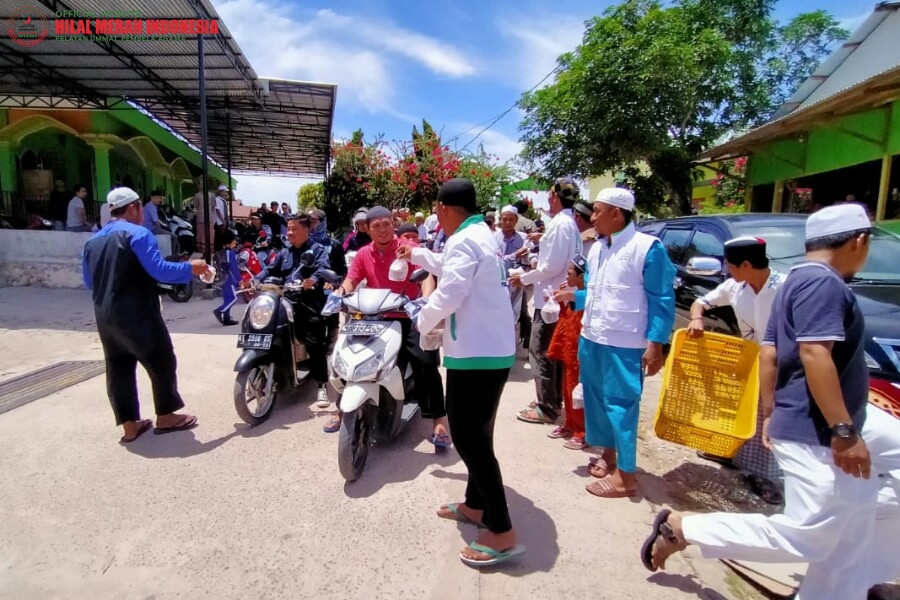 Perdana, FPI Muara Badak Bagikan Ratusan Paket Untuk Para Jama'ah