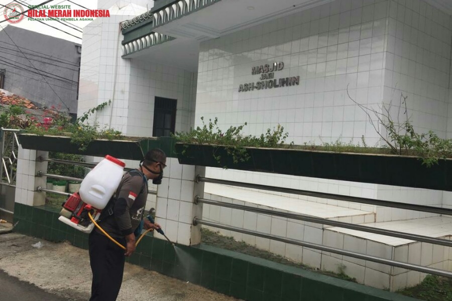 Cegah Penyebaran Virus Corona di Masjid, HILMI dan Laskar FPI DKI Jakarta Lakukan Penyemprotan Disinfektan