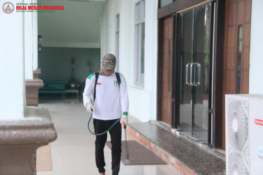 Cegah COVID-19, FPI Poso Lakukan Penyemprotan Disinfektan di Tiga Masjid