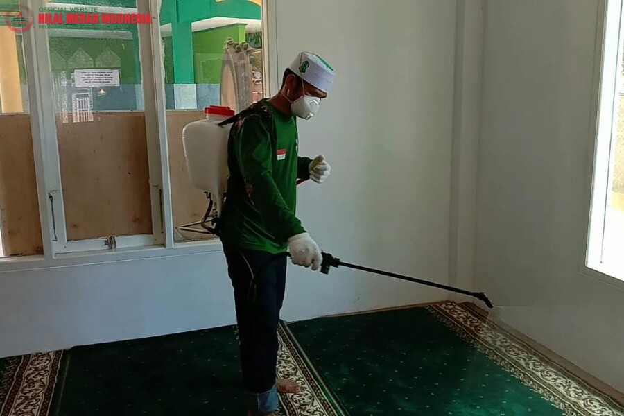 Belasan Sarana Ibadah Jadi Sasaran Penyemprotan Disinfektan FPI Kaltim
