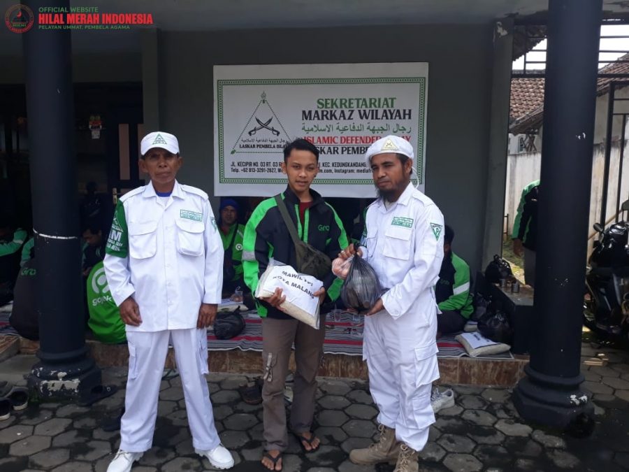 Peduli Ojol, FPI Kota Malang Bagikan Puluhan Sembako