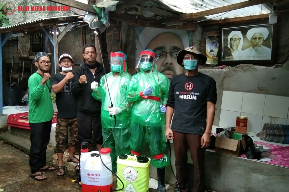 Atas Permintaan Warga, HILMI FPI Kota Bekasi Semprot Disinfektan ke Pemukiman hingga Sarana Ibadah