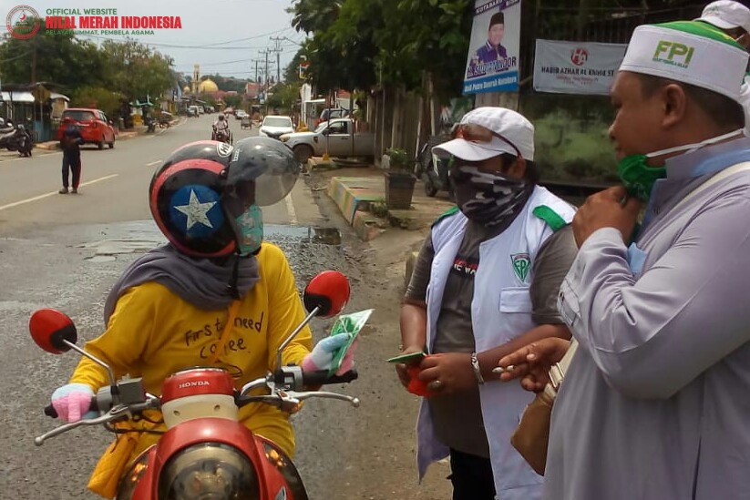 Selain Sosialisasikan Himbauan Pemerintah, FPI Kotabaru Bagikan Ratusan Masker