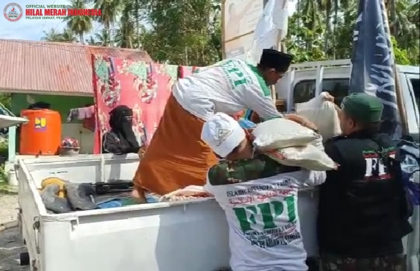 FPI Sulteng Kembali ke Lokasi Banjir Desa Poi dan Distribusikan Sembako