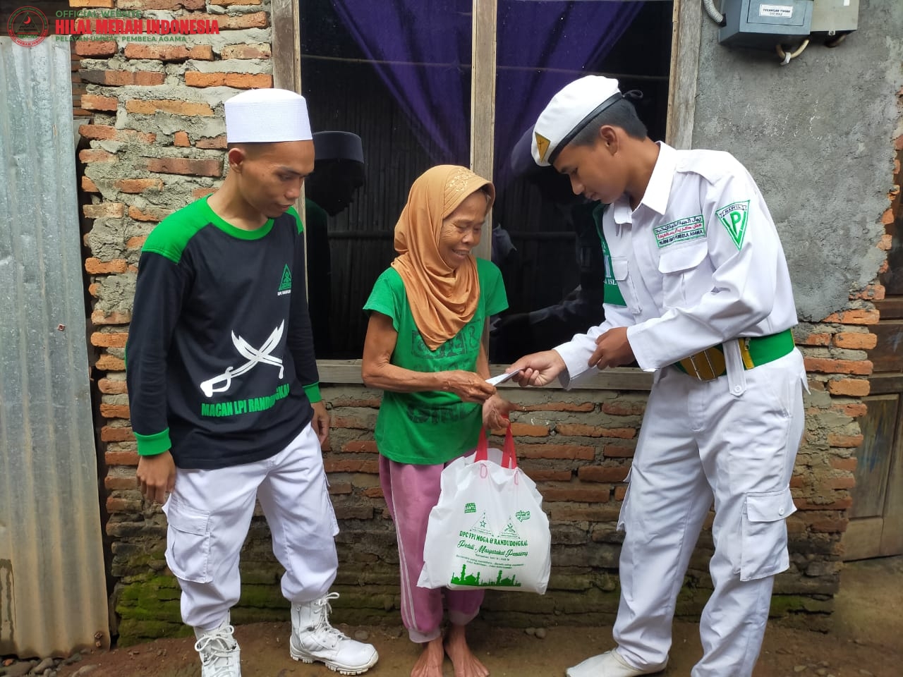 Sasar Warga Kurang Mampu, FPI Pemalang bersama DPCnya Bagikan Sembako