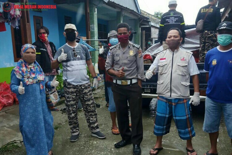 Paguyuban Kei, Komunitas Bunda Sholehah dan DPP HILMI FPI Peduli Warga Terisolasi Di Sentani