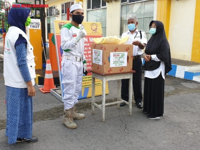 HILMI FPI Kab Ngawi Salurkan Aerosolbox, Masker dan Face Shield ke RSUD Dr Soeroto