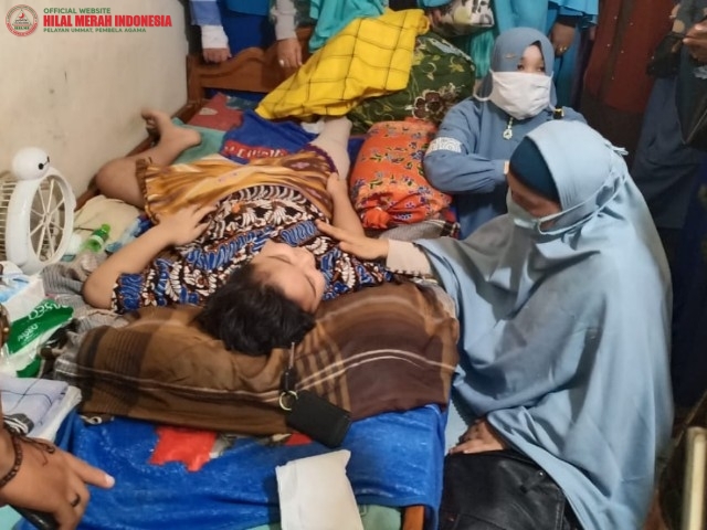 FPI, BKMT Dan IIBF Lampung Utara Santuni Seorang Anak yang Sedang Sakit Reumatik, Jantung Sekaligus Patah Tulang