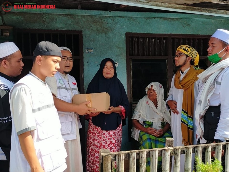 Peduli Warga Terdampak COVID-19, Wakil Ketua DPRD SUMUT Salurkan Bantuan Melalui HILMI FPI Madina