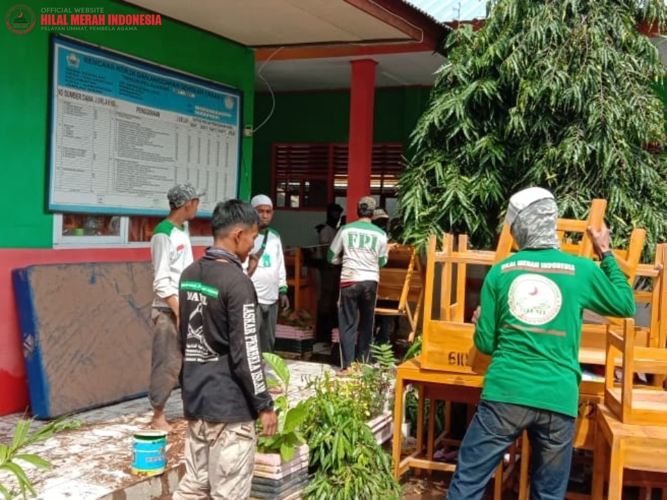 HILMI-FPI dan Laskar FPI SULSEL Berjibaku Bersihkan Rumah Warga Terdampak Banjir