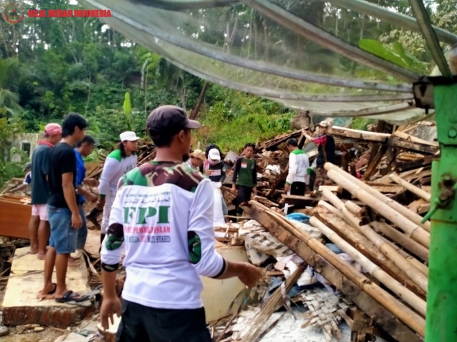 Longsor Terjang Tasikmalaya, Laskar dan HILMI FPI Datang Membantu